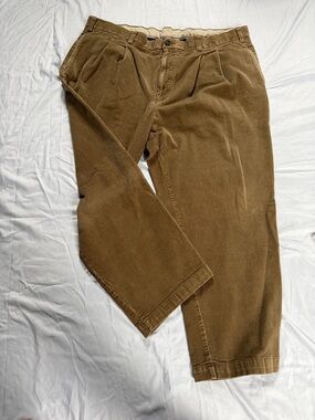 Roundtree & Yorke Men's Corduroy Pants in Warm Brown